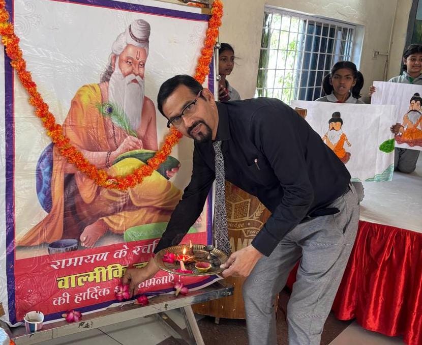 बलरामपुर के पायनियर पब्लिक स्कूल में महर्षि वाल्मीकि जयंती पर छात्रों ने प्रस्तुत कीं झांकियां