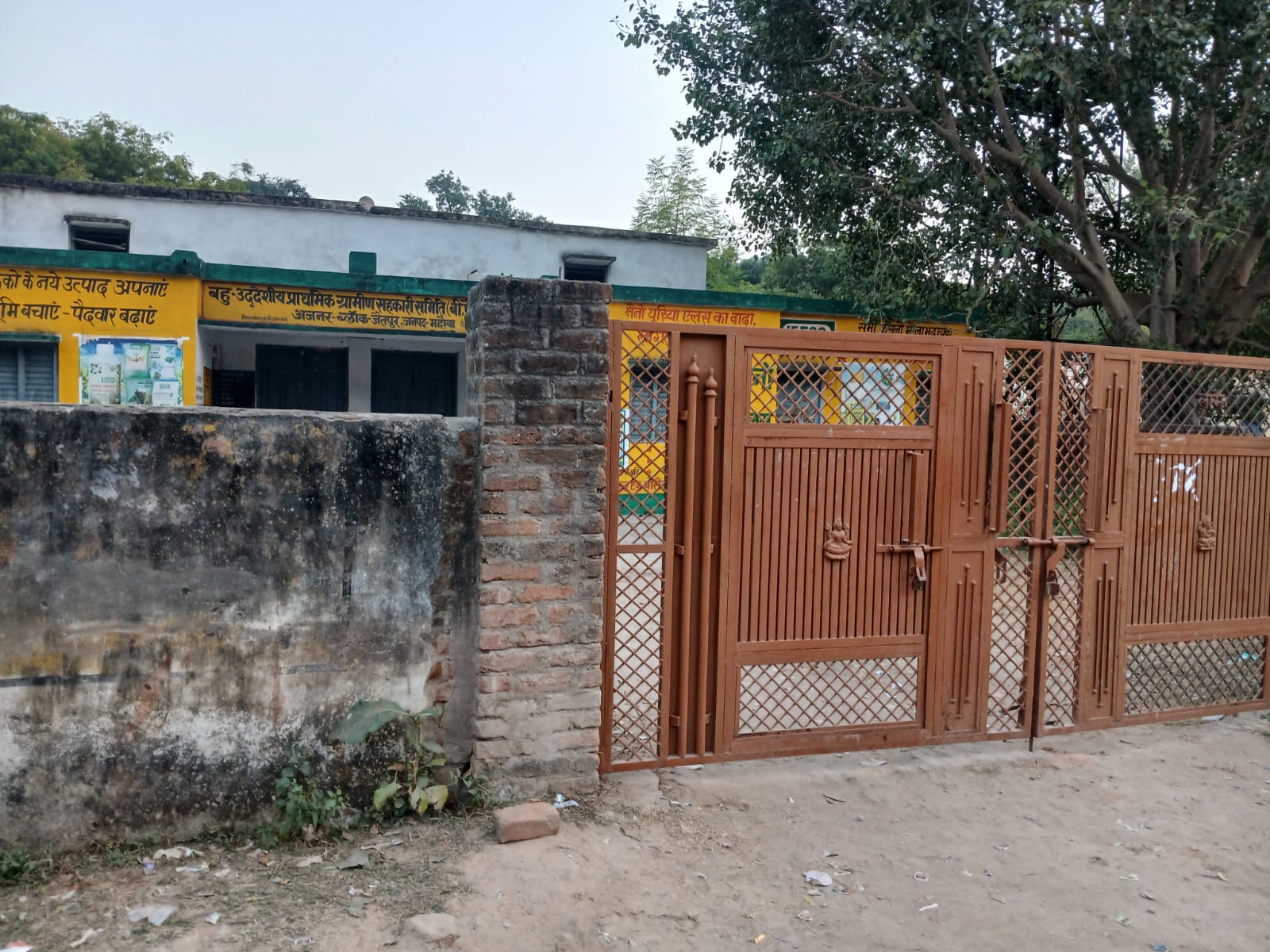 अजनर सहकारी समिति में खाद स्टॉक, सचिवों की हड़ताल से किसान परेशान