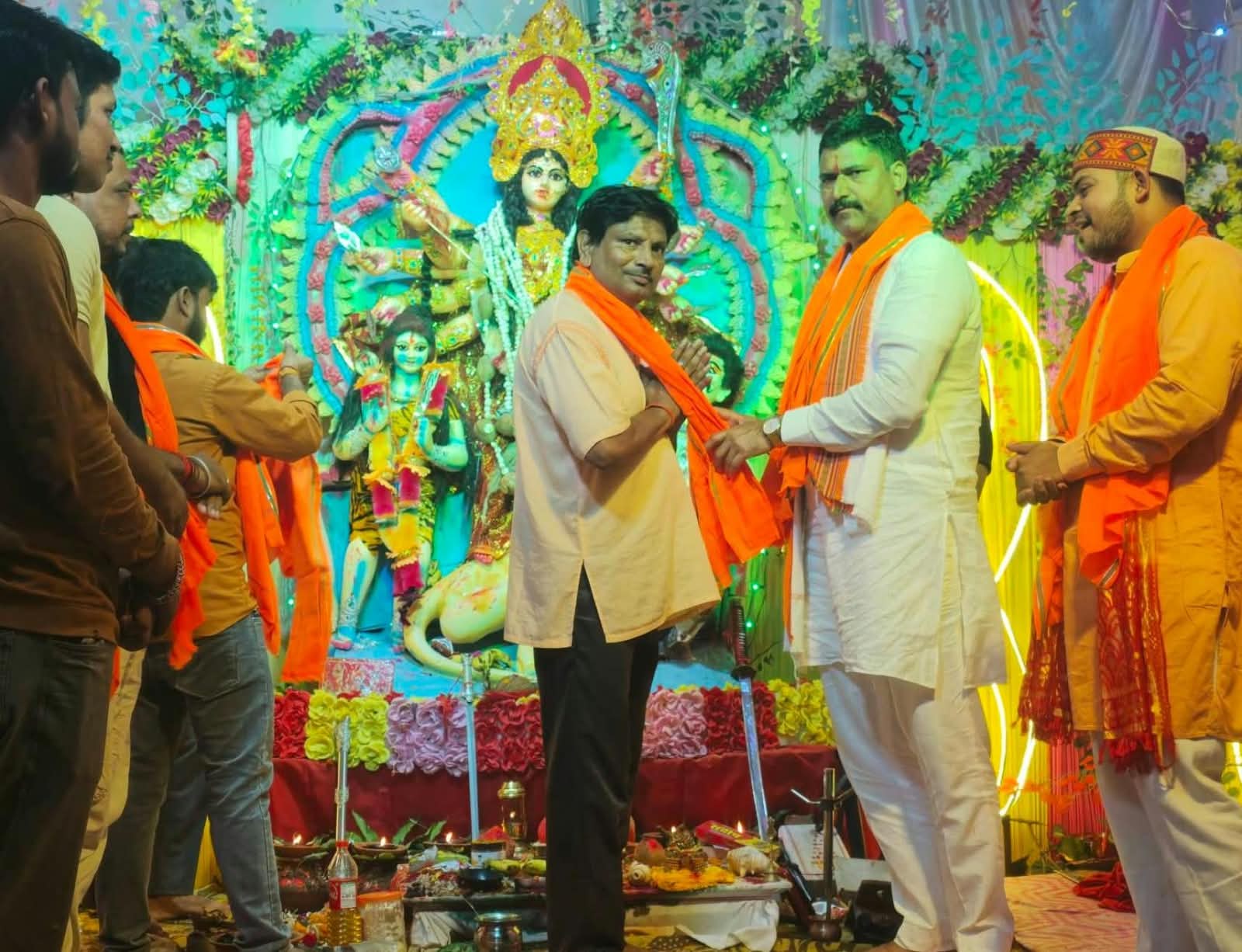 नवरात्रि पर भाजपा नेता विनय कुमार मिश्र ने किए माँ दुर्गा के दर्शन, श्रीरामलीला मंचन में लिया भाग