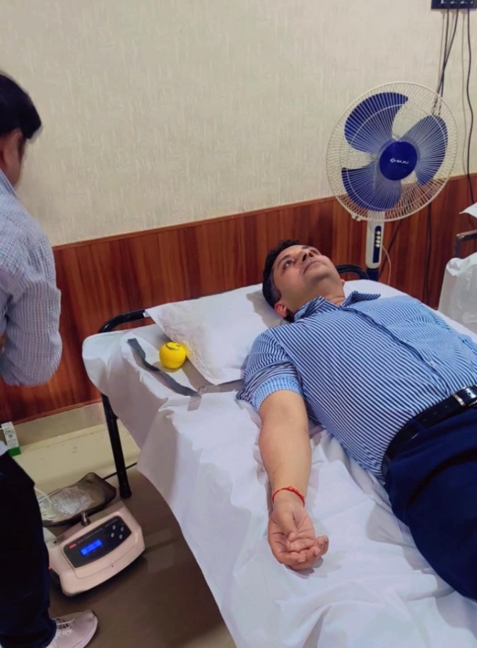 Bhind: SP Leads by Example with Blood Donation at 17th Battalion Camp