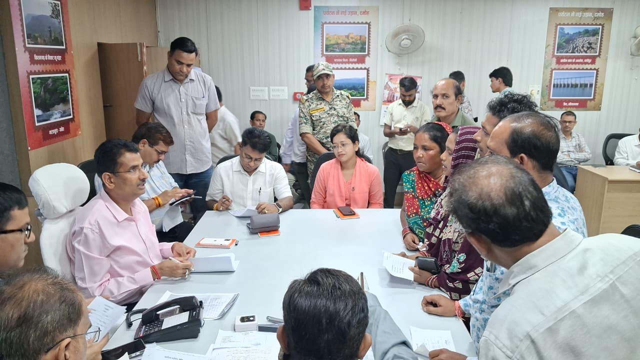 Damoh Public Hearing: 247 Applications Heard, Collector Directs Swift Resolution
