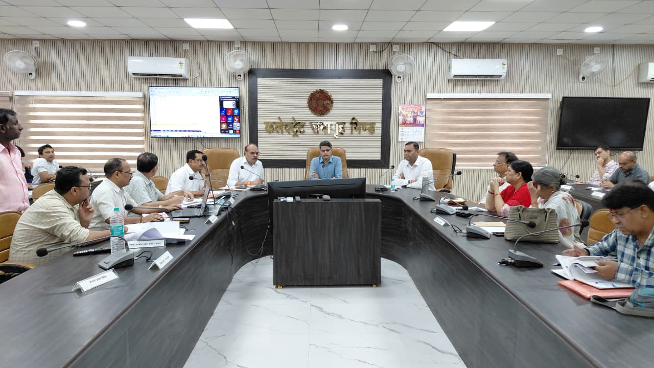 भिण्ड में संबल और सीएम हेल्पलाइन के लंबित प्रकरणों के शीघ्र निराकरण के निर्देश