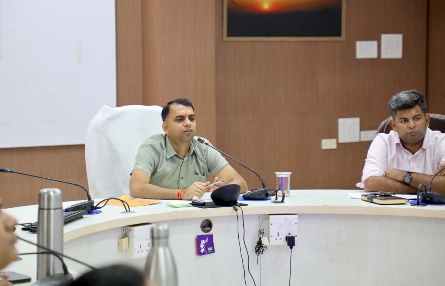 Collector Orders Strict Action Against Public Scheme Negligence in Narmadapuram