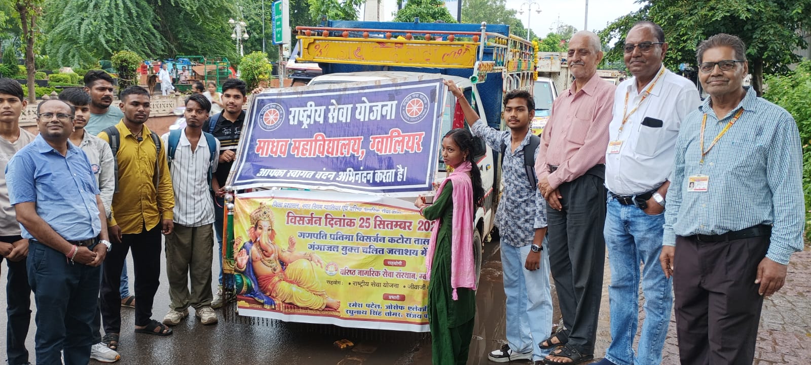 Gwalior Embraces Mobile Immersion Units for Ganesh Visarjan, Protecting Water Bodies
