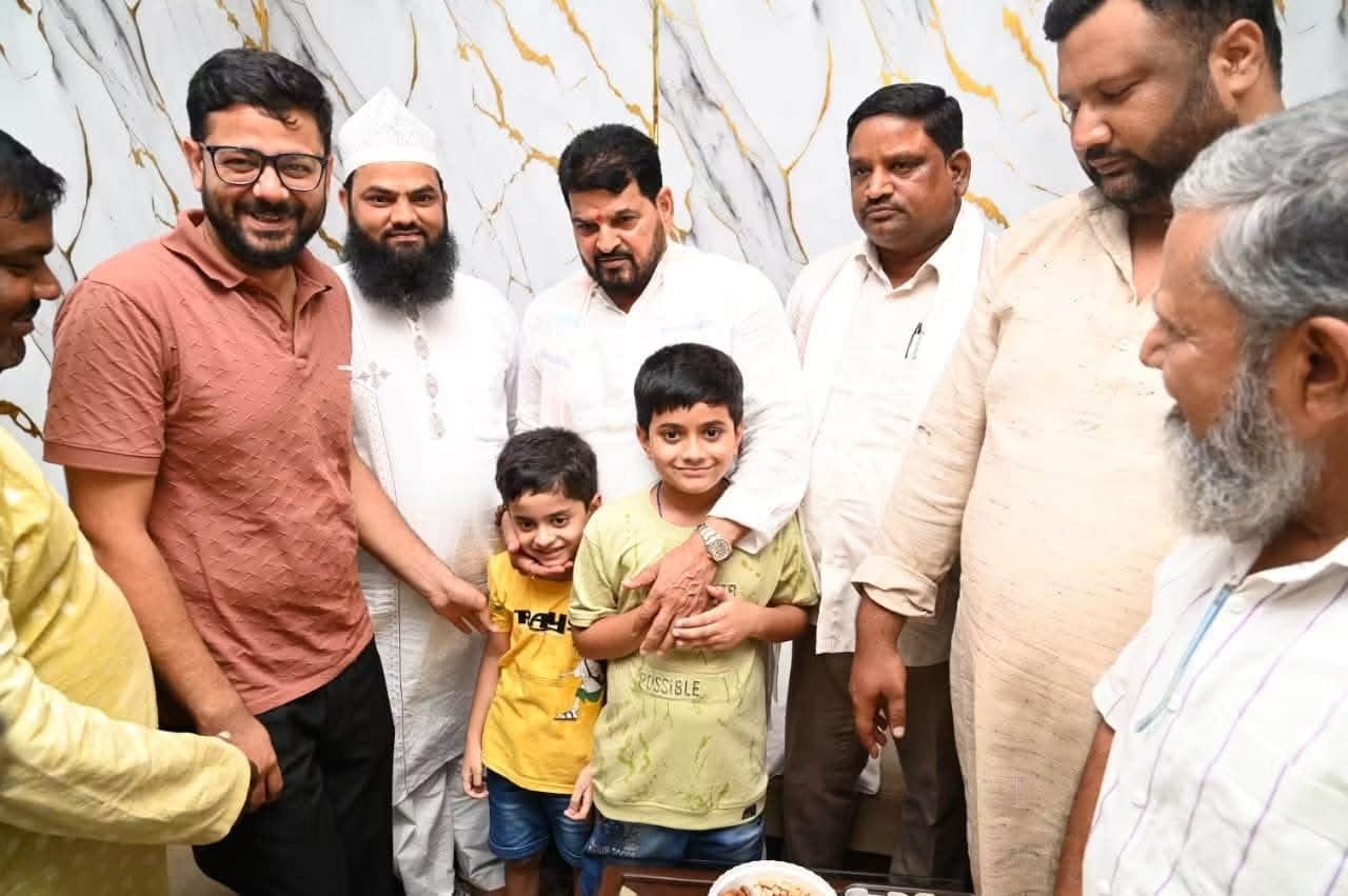 Former MP Brij Bhushan Sharan Singh Pays Tribute to Former MLA Ashfaq Khan