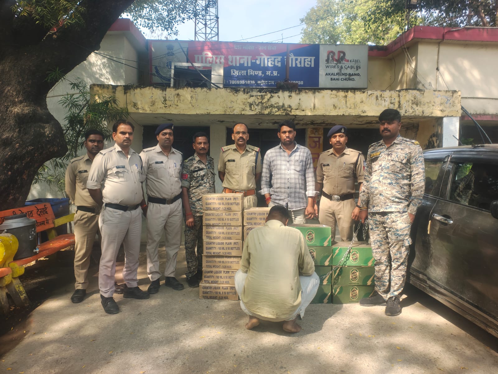 भिंड: गोहद चौराहा पुलिस ने स्विफ्ट कार से 20 पेटी अवैध शराब जब्त की