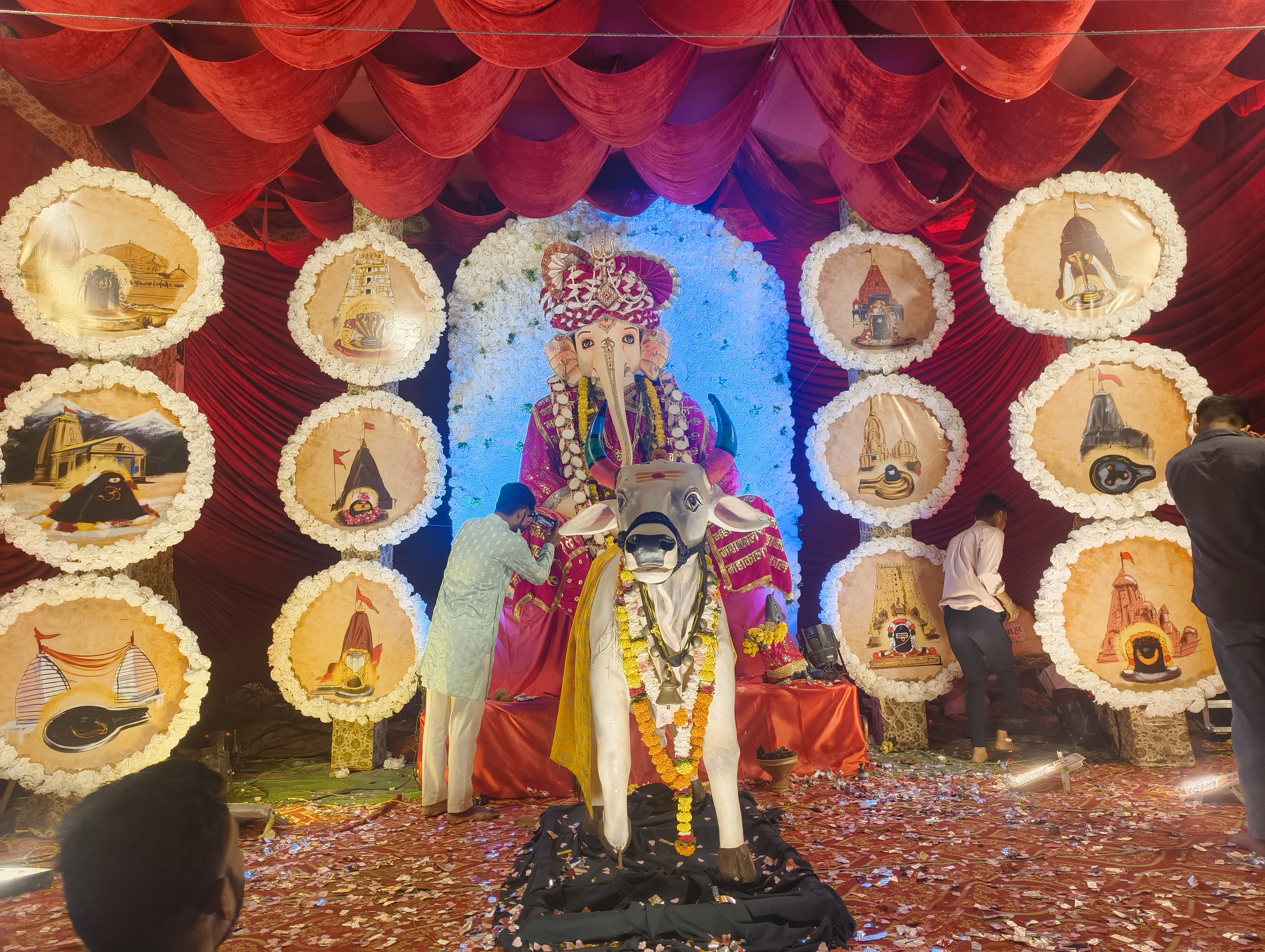 नरसिंहगढ़ में दस फीट ऊंचे 'बड़े बाजार के राजा' बने आकर्षण का केंद्र