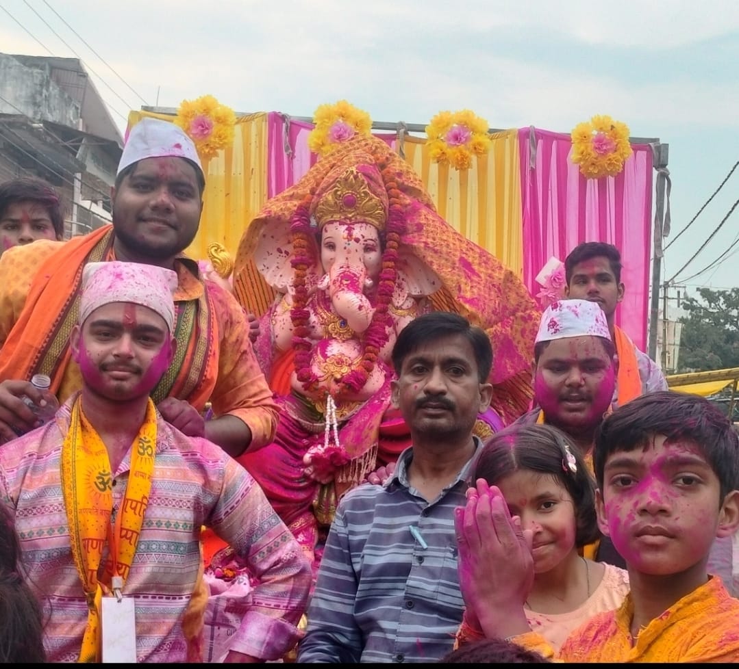 Grand Ganesh Idol Immersion in Bareilly, Devotees Bid Farewell with Teary Eyes