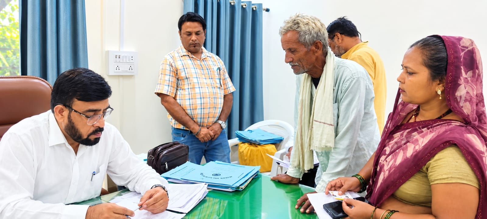 भिंड नगर पालिका में सीएमओ ने सुनीं जनसमस्याएं, समाधान के निर्देश