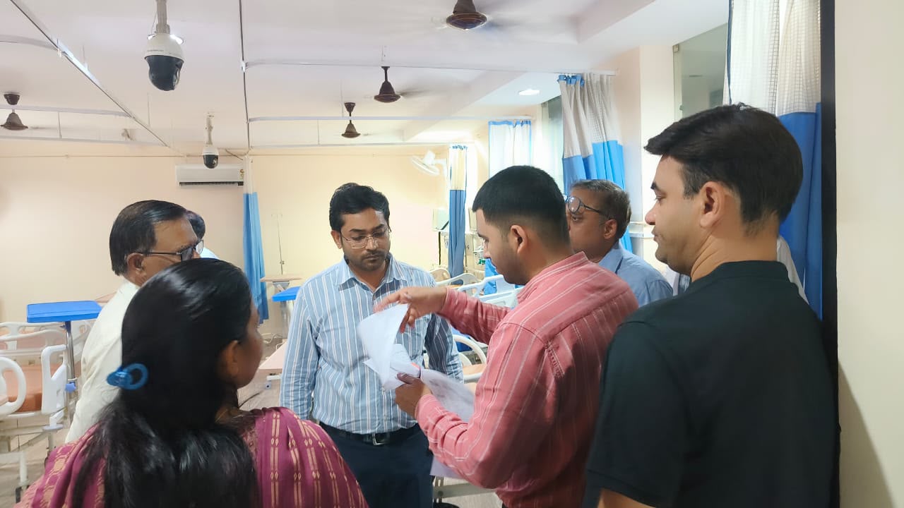 गुना: वर्धमान हॉस्पिटल का औचक निरीक्षण, स्वास्थ्य सेवाओं में सुधार के निर्देश