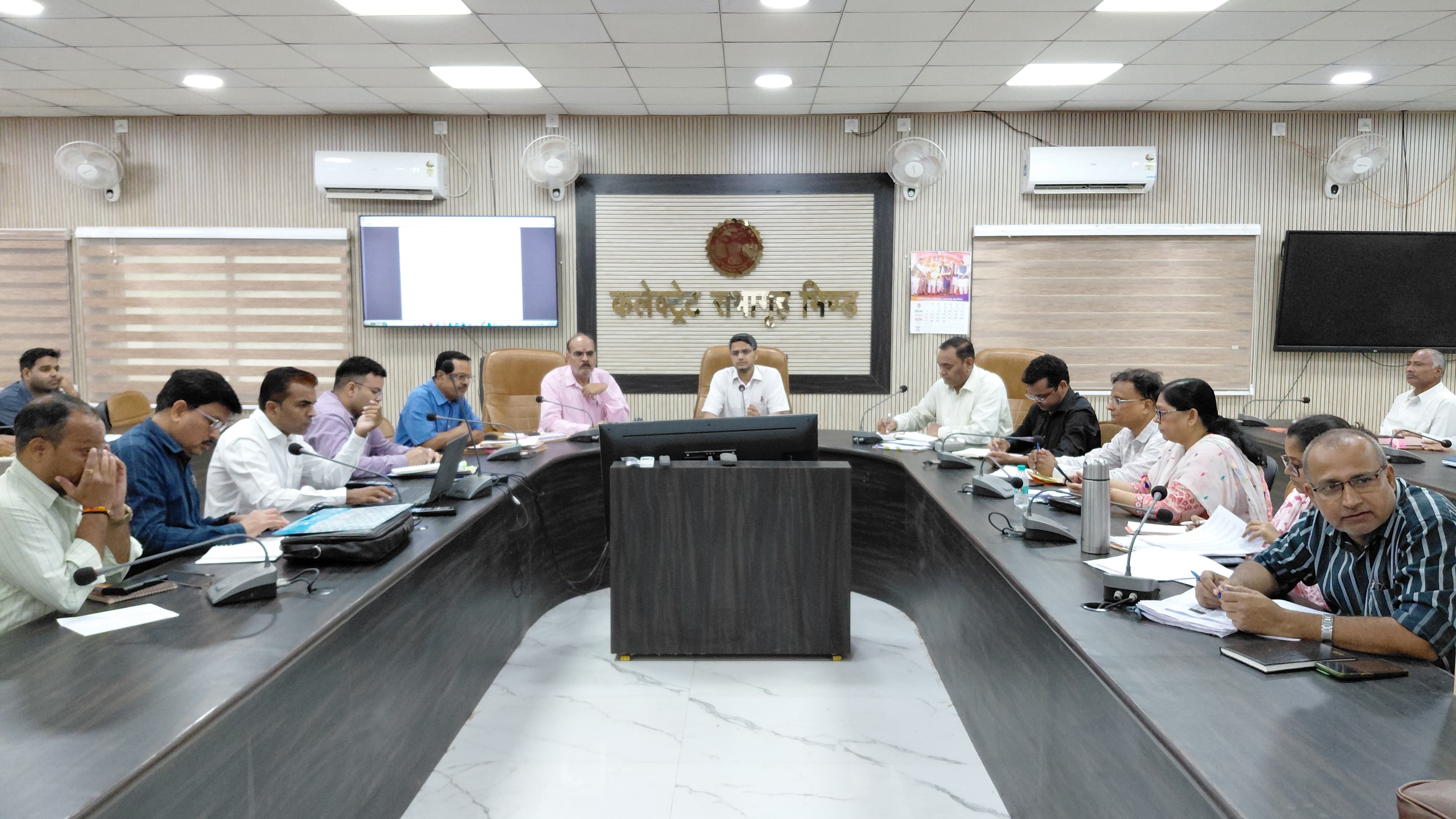 भिंड कलेक्टर ने राजस्व कार्यों की समीक्षा की, लंबित मामलों के त्वरित निपटारे के निर्देश