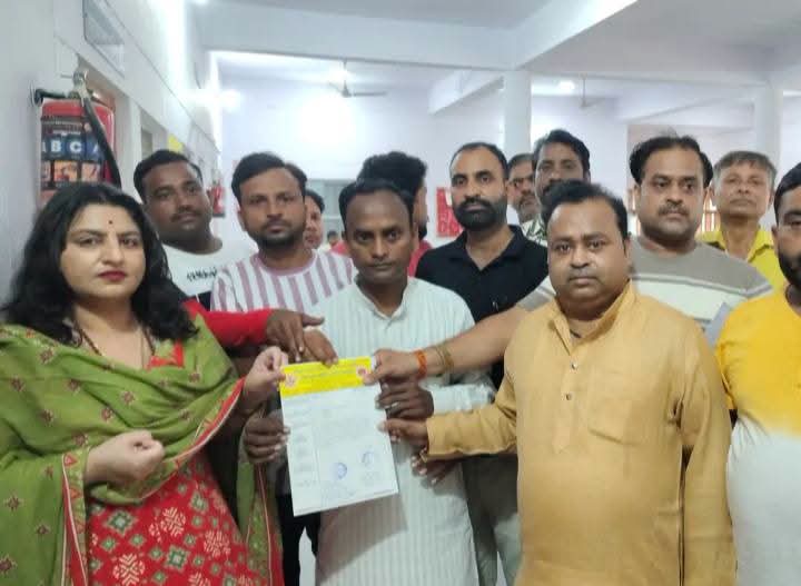 यूपीआई शुल्क विरोध: फर्रुखाबाद के व्यापारियों ने डीएम कार्यालय में सौंपा ज्ञापन
