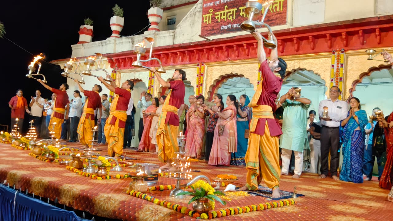 Sethani Ghat Resonates with Devotion on Bhadrapad Purnima, Devotees Flock for Grand Narmada Aarti