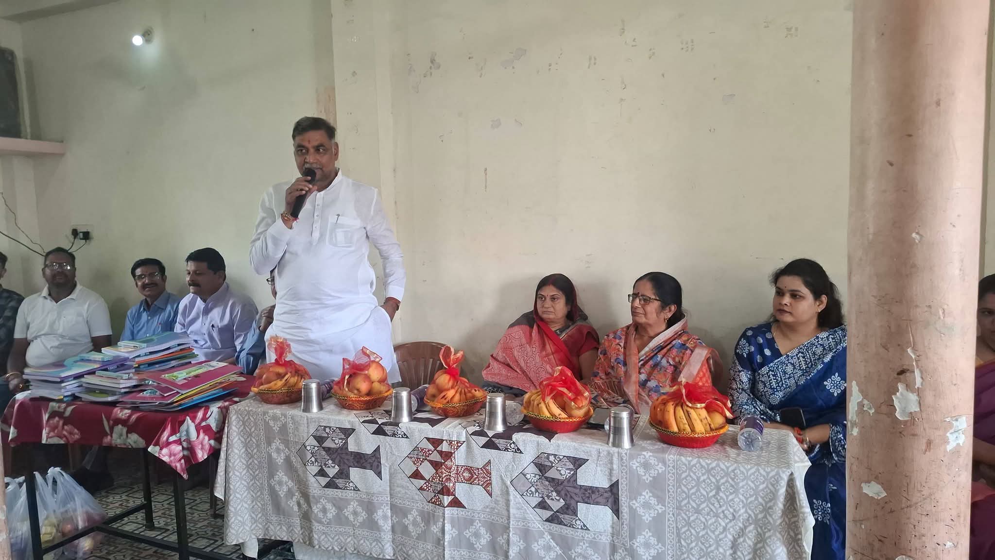 अनाथ आश्रम पहुंचे पूर्व मंत्री जालम सिंह पटेल, बच्चों को भेंट की सामग्री