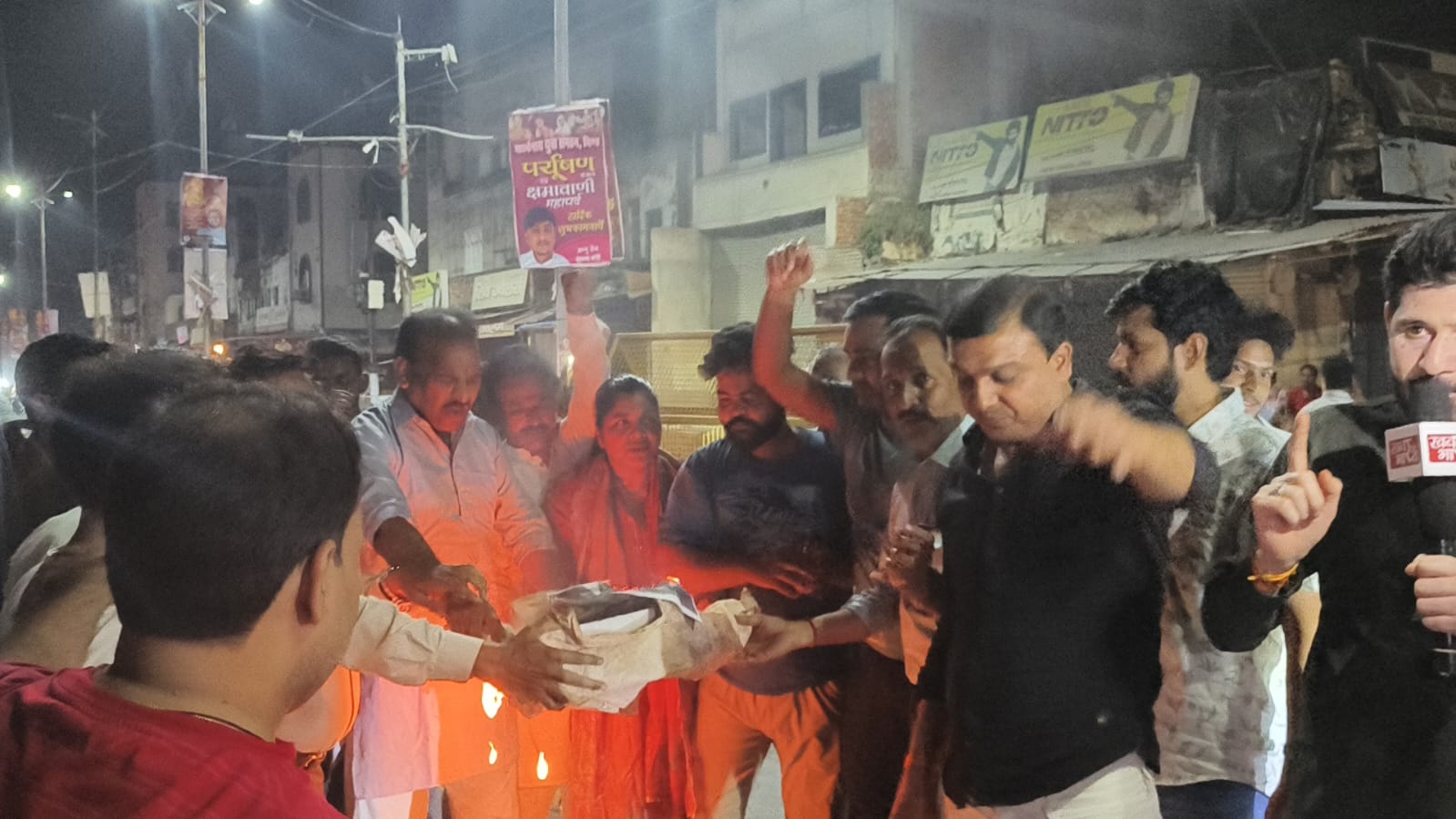 Congress Protests, Burns Effigy of Election Commissioner in Bhind Against Rahul Gandhi's Detention