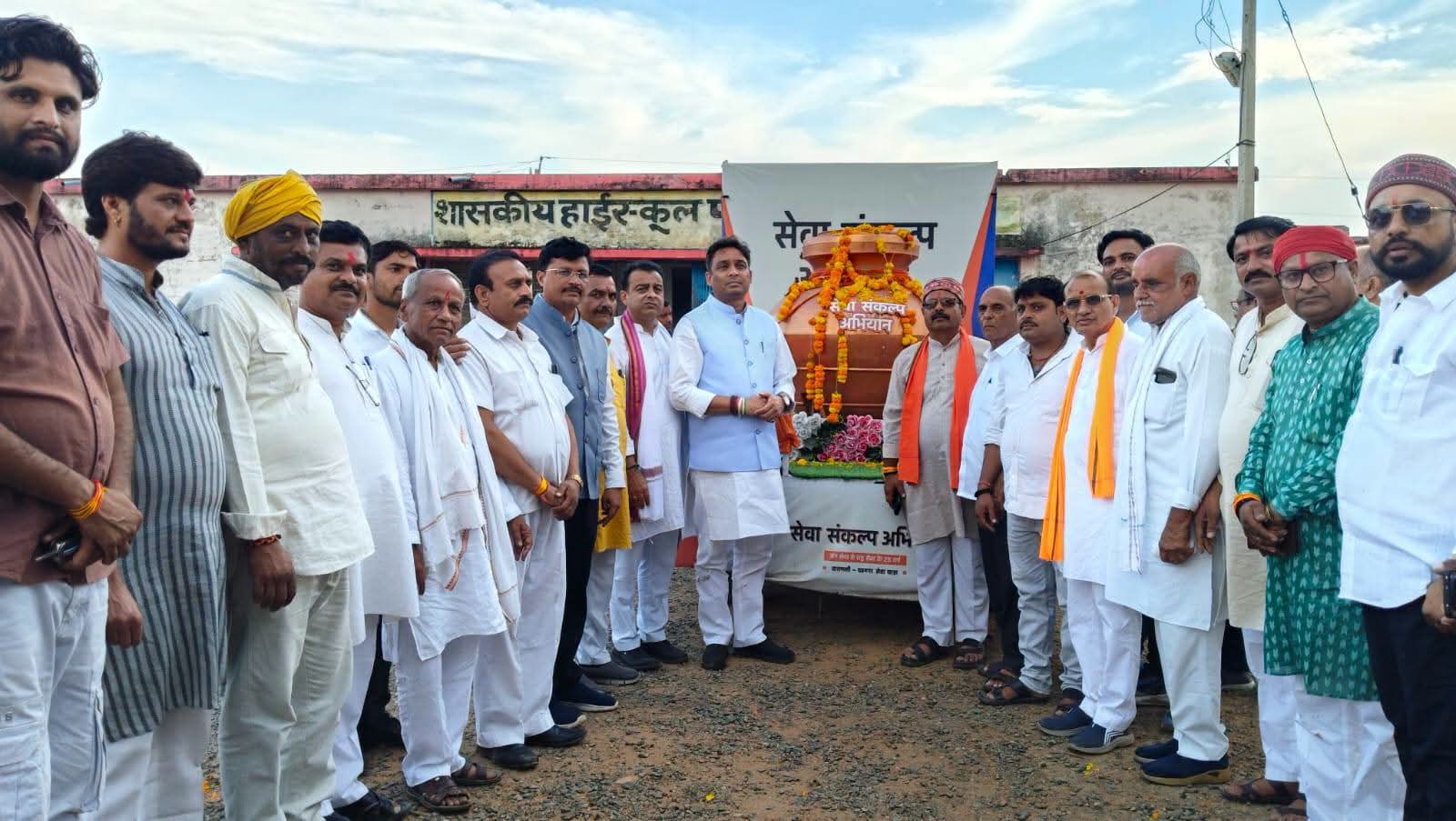 Gaisabad Extends Grand Welcome to Jal Jan Seva Sankalp Yatra; MP Presents Case