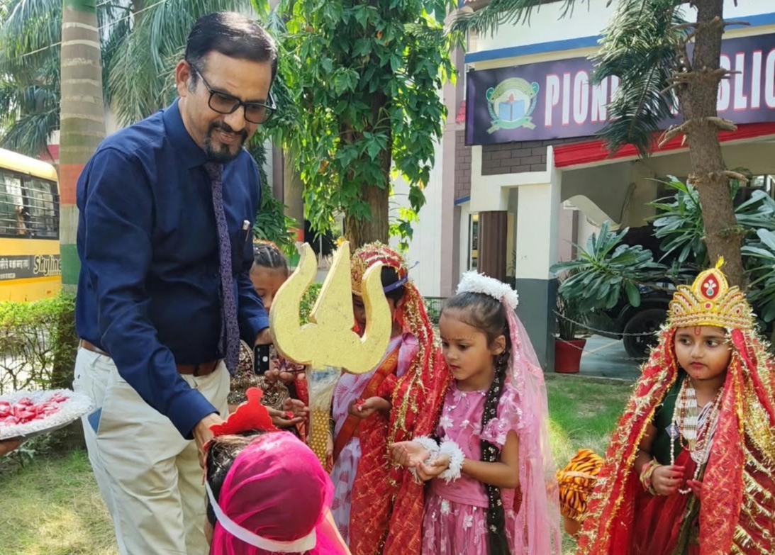 बलरामपुर के पायनियर स्कूल में नौ देवियों का मंचन