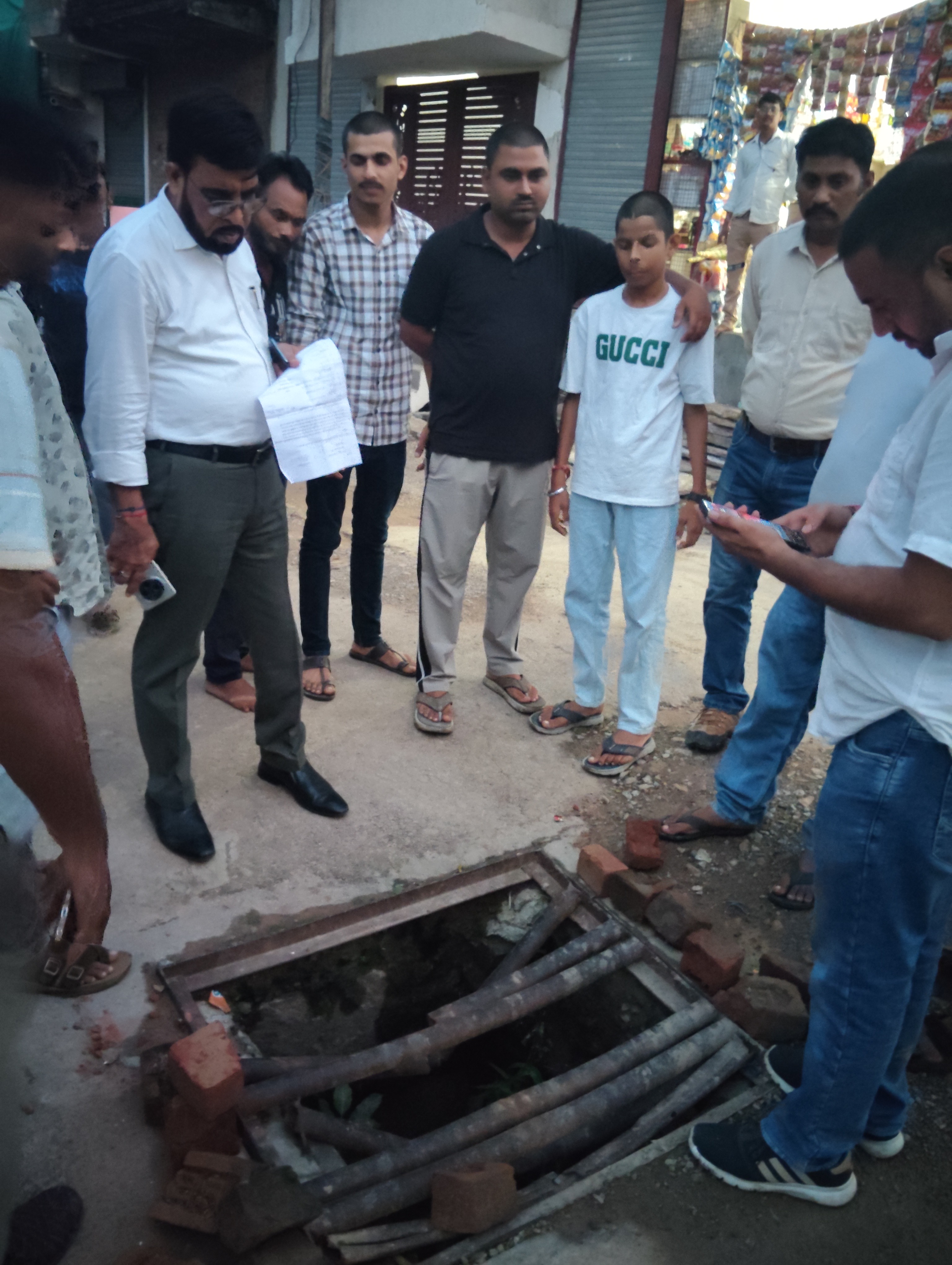 Bhind CMO Conducts Surprise Inspection, Rebuke Officials Over Encroachments
