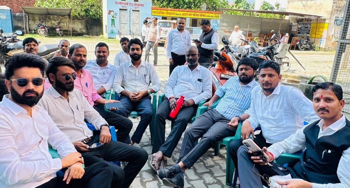 Utrala Tehsil Advocates Protest Online Land Record System, Judicial Work Stalled