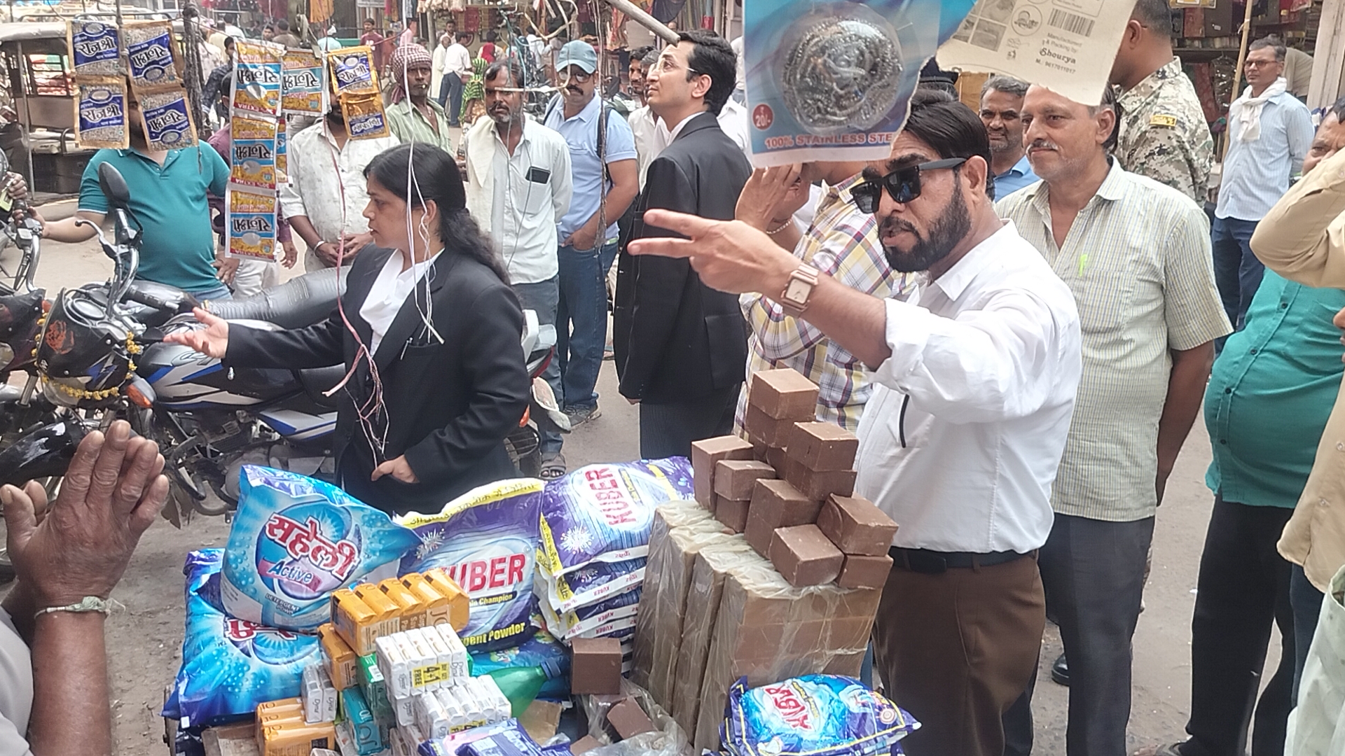 भिंड सदर बाजार में अतिक्रमण पर चला बुलडोजर, 13 व्यापारियों पर लगा जुर्माना