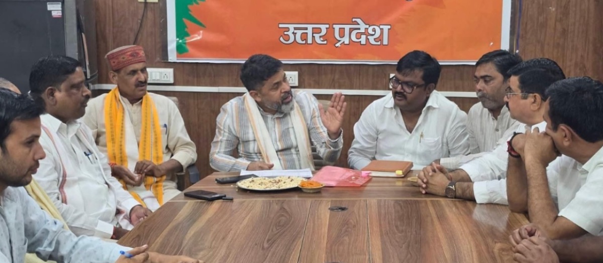 Former State General Secretary Discusses Organizational Strengthening at Balrampur BJP Office