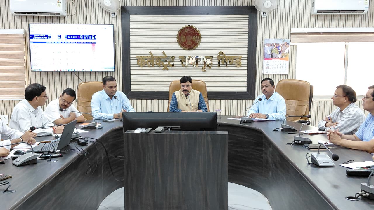Bhind Collector Directs Prioritization of Pending CM Helpline and Public Service Guarantee Cases
