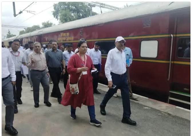 General Manager Conducts Thorough Inspection of Farrukhabad Rail Section, Reviews Amrit Bharat Scheme