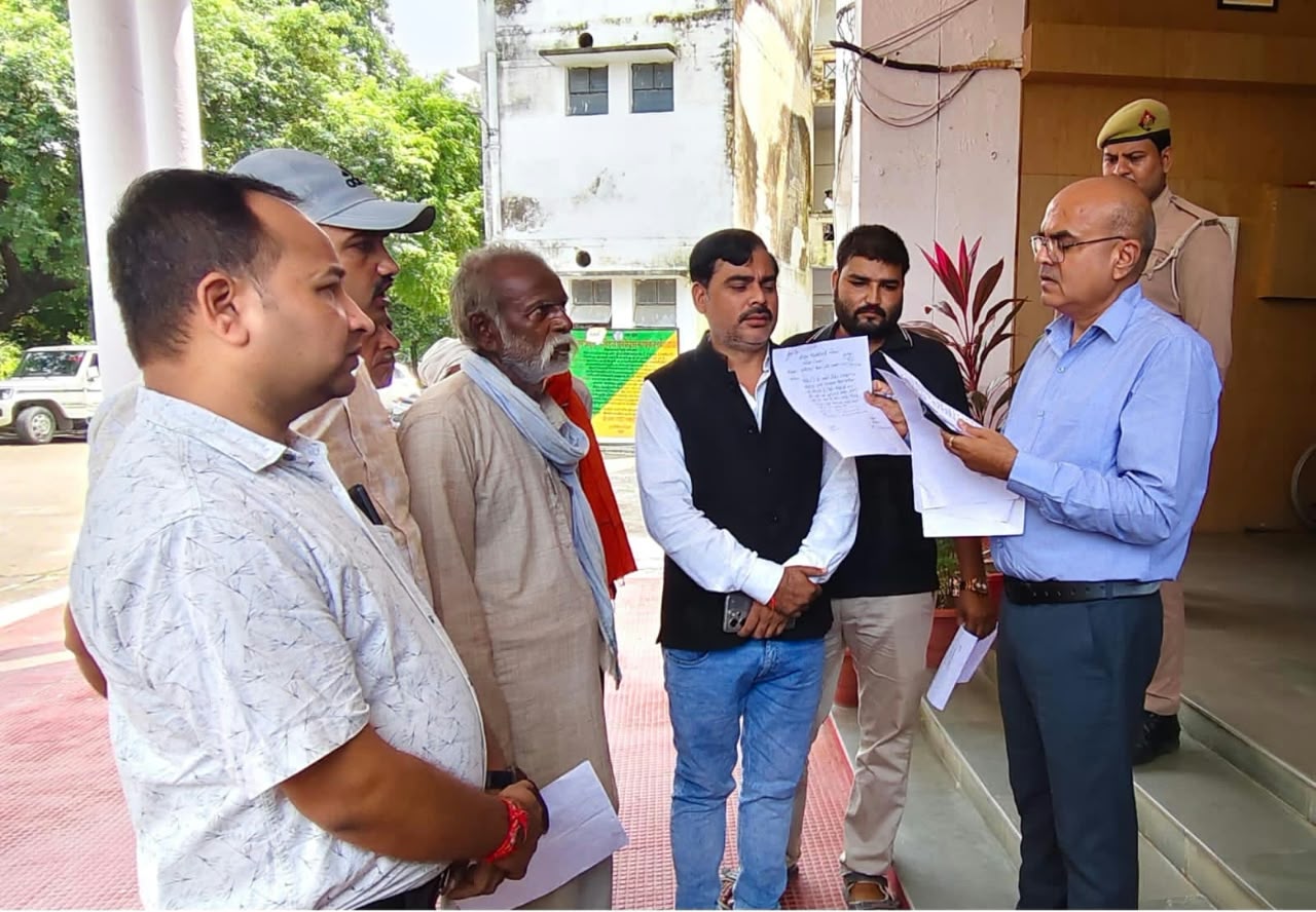 महोबा: छानीकला पंचायत में अनियमितता और मानदेय की मांग, डीएम को सौंपा ज्ञापन