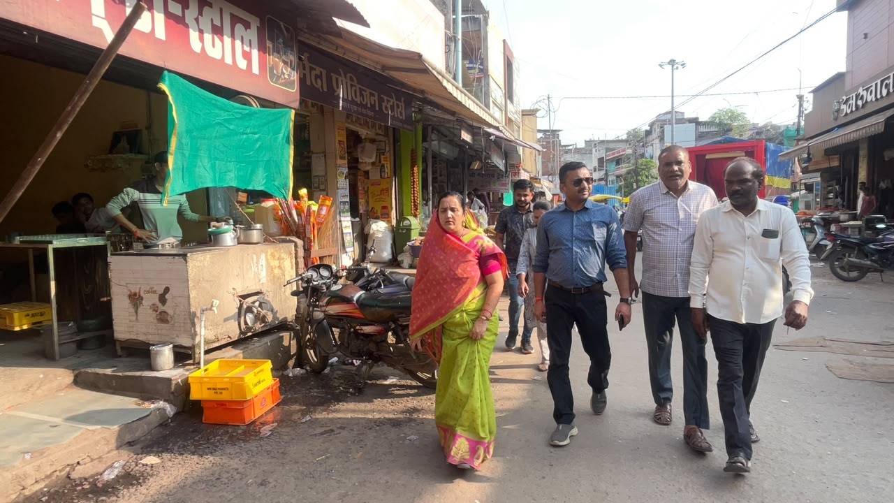 Narmadapuram: Municipal President Reviews Drainage and Sanitation in Wards