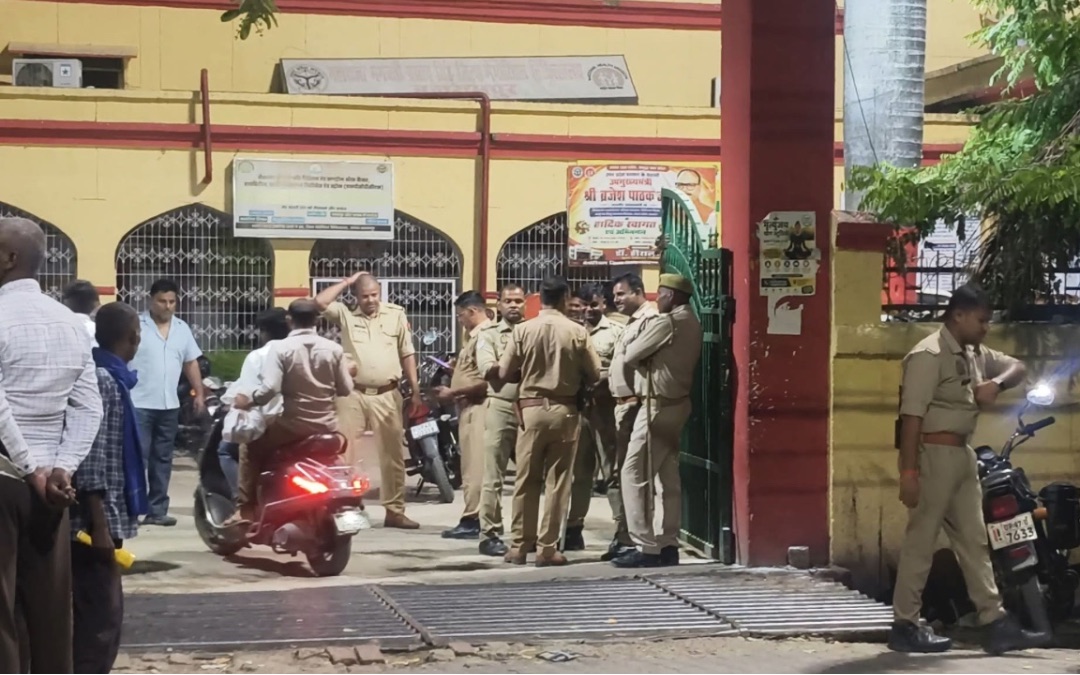बलरामपुर: दुर्गा पंडाल में अनियंत्रित कार पलटी, तीन श्रद्धालुओं की मौत