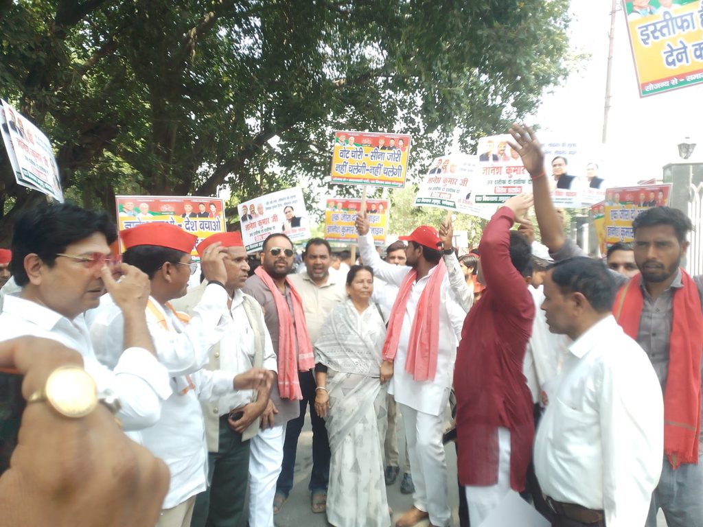 Samajwadi Party Workers March, Demand Chief Election Commissioner's Resignation