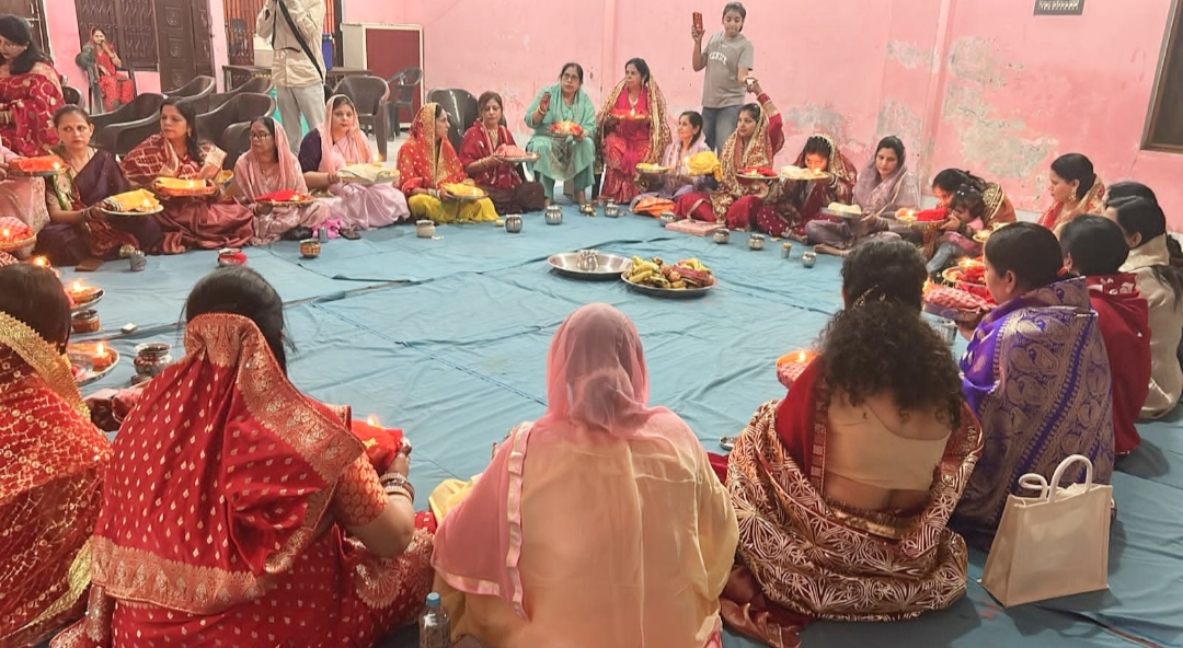 गोण्डा में महिलाओं ने पारंपरिक श्रद्धा संग मनाया करवा चौथ