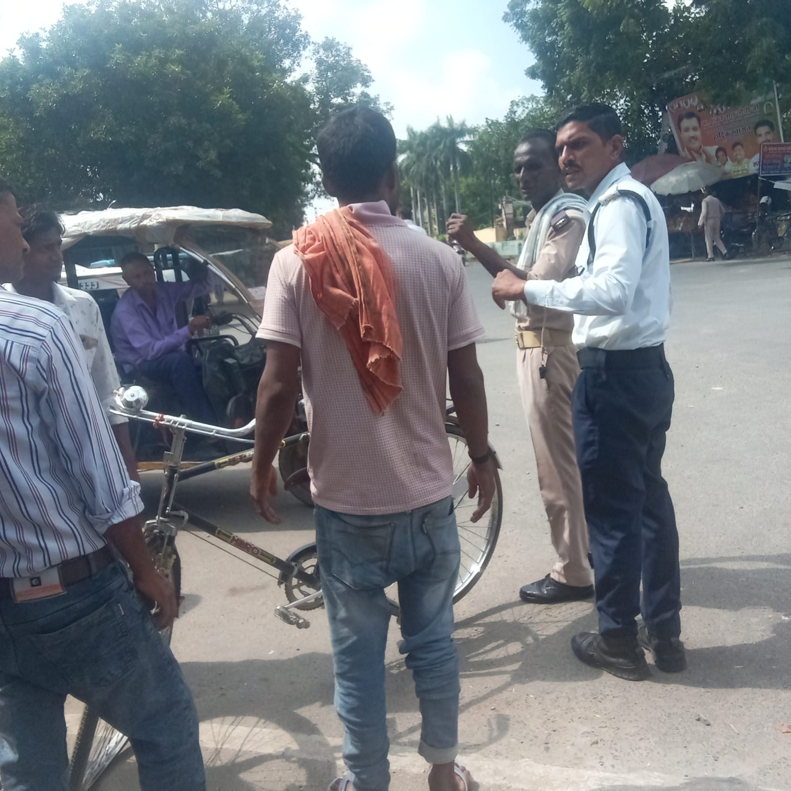 फर्रुखाबाद में महिला होमगार्ड की टक्कर, पुलिस पर पक्षपात का आरोप