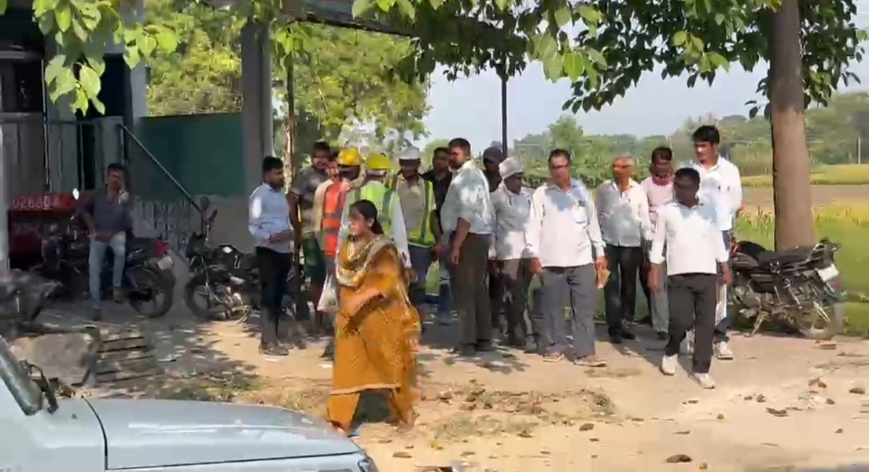 आबांपुर में जमीन कब्जे का विवाद: राजस्व टीम ने शुरू की जांच, बढ़ा तनाव