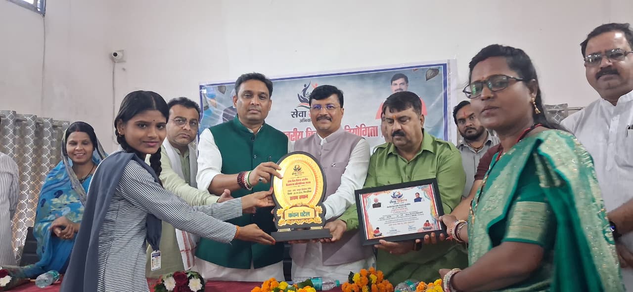 Damoh Students Paint 'India of My Dreams,' Praised by Public Representatives