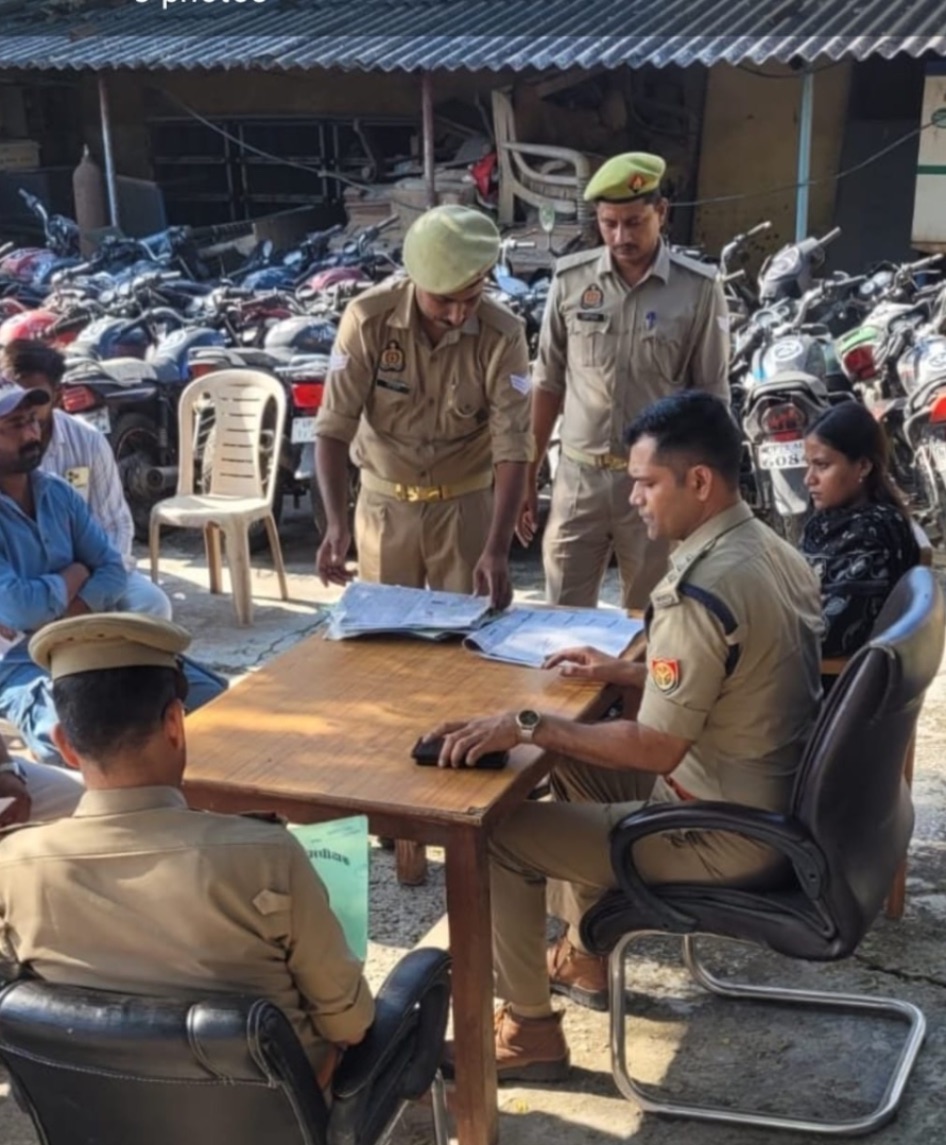 फतेहगंज पश्चिमी थाने में 34 पुरानी बाइकों की नीलामी, सरकारी खजाने में आए ₹1.54 लाख