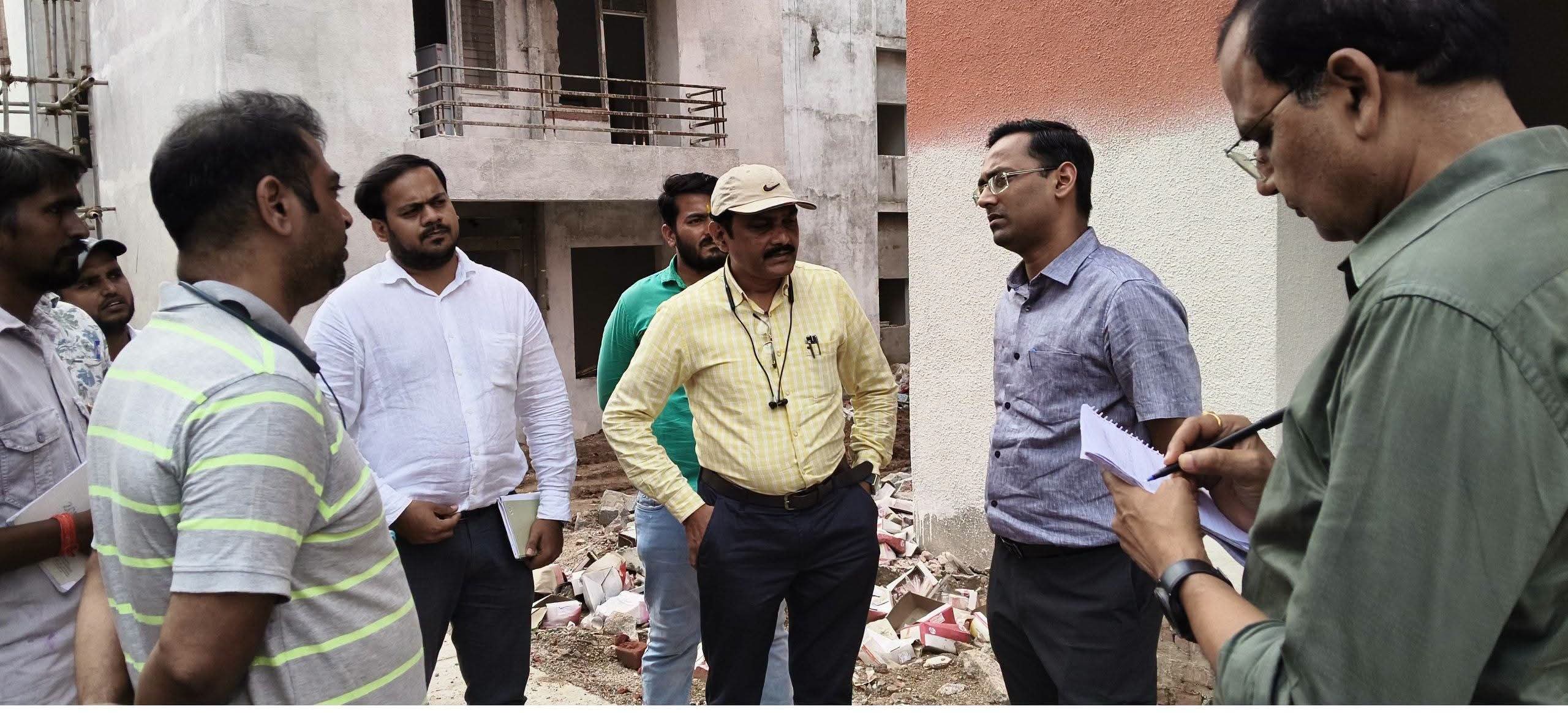Mahoba District Magistrate Inspects Under-Construction New Jail, Emphasizes Quality