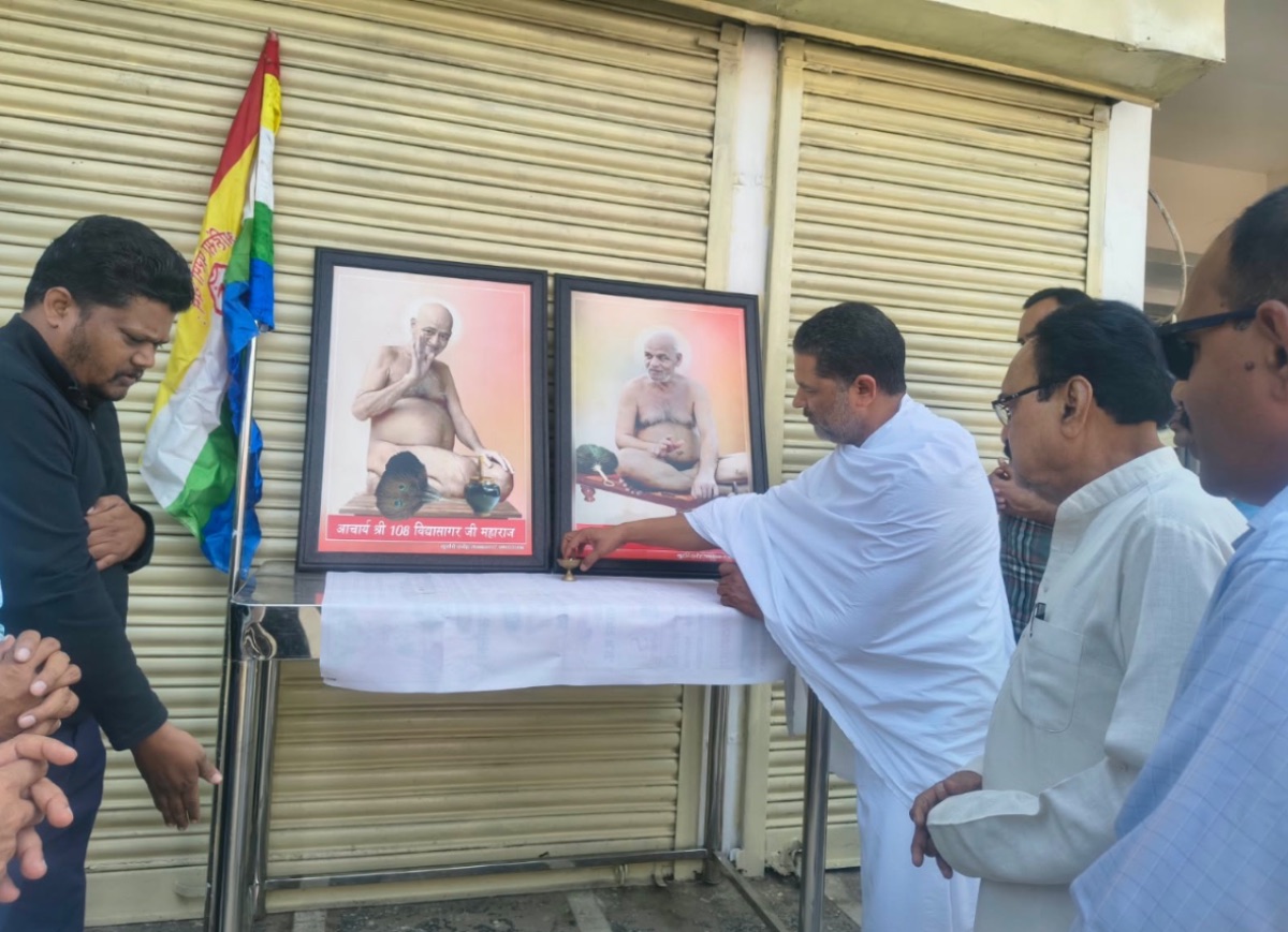Blood Donation Camp Held in Damoh on Acharya's Birth Anniversary, Citizens Join in Service
