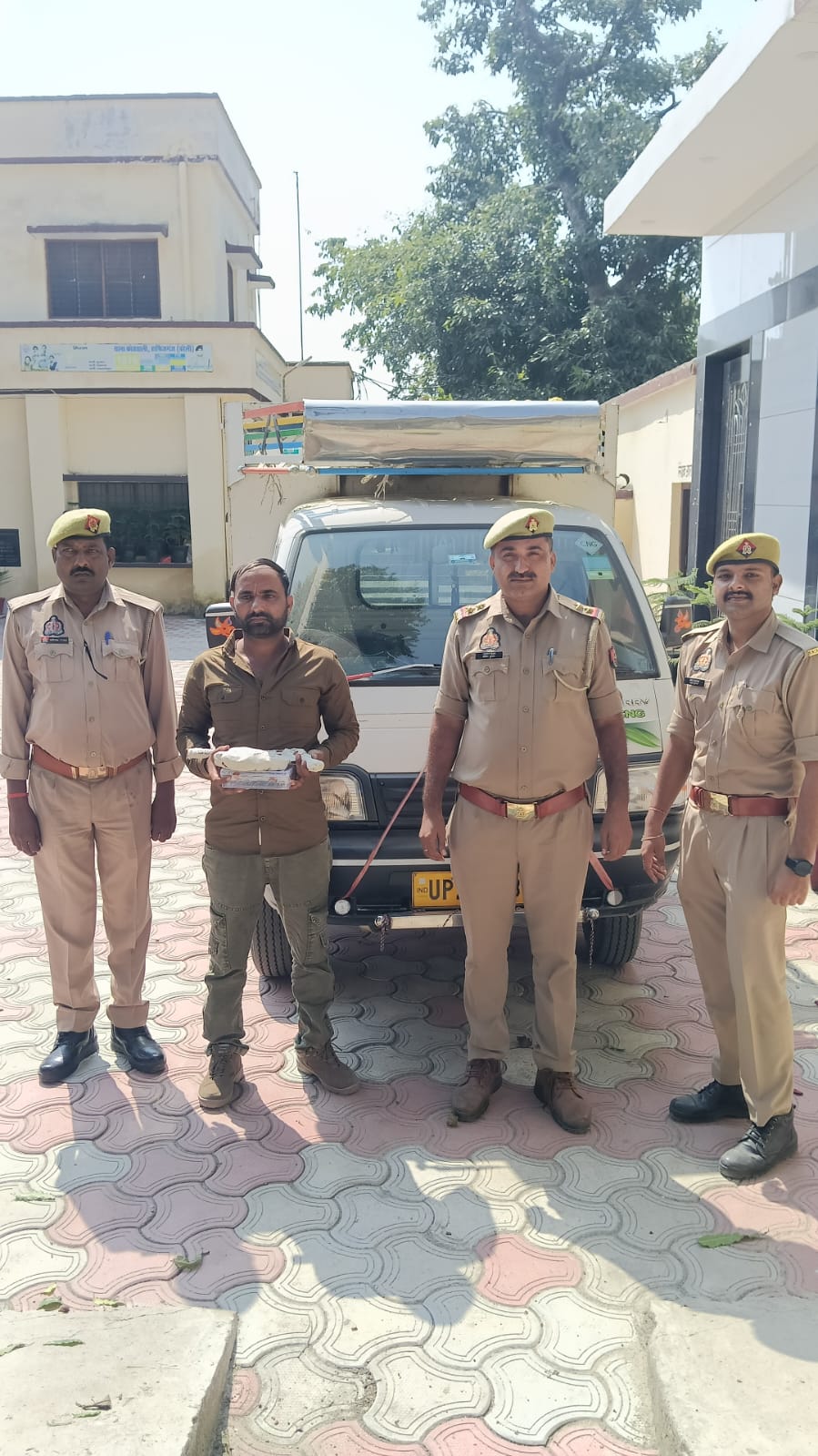 बरेली: भैंस चोर गिरफ्तार, अवैध हथियार व पिकअप गाड़ी बरामद