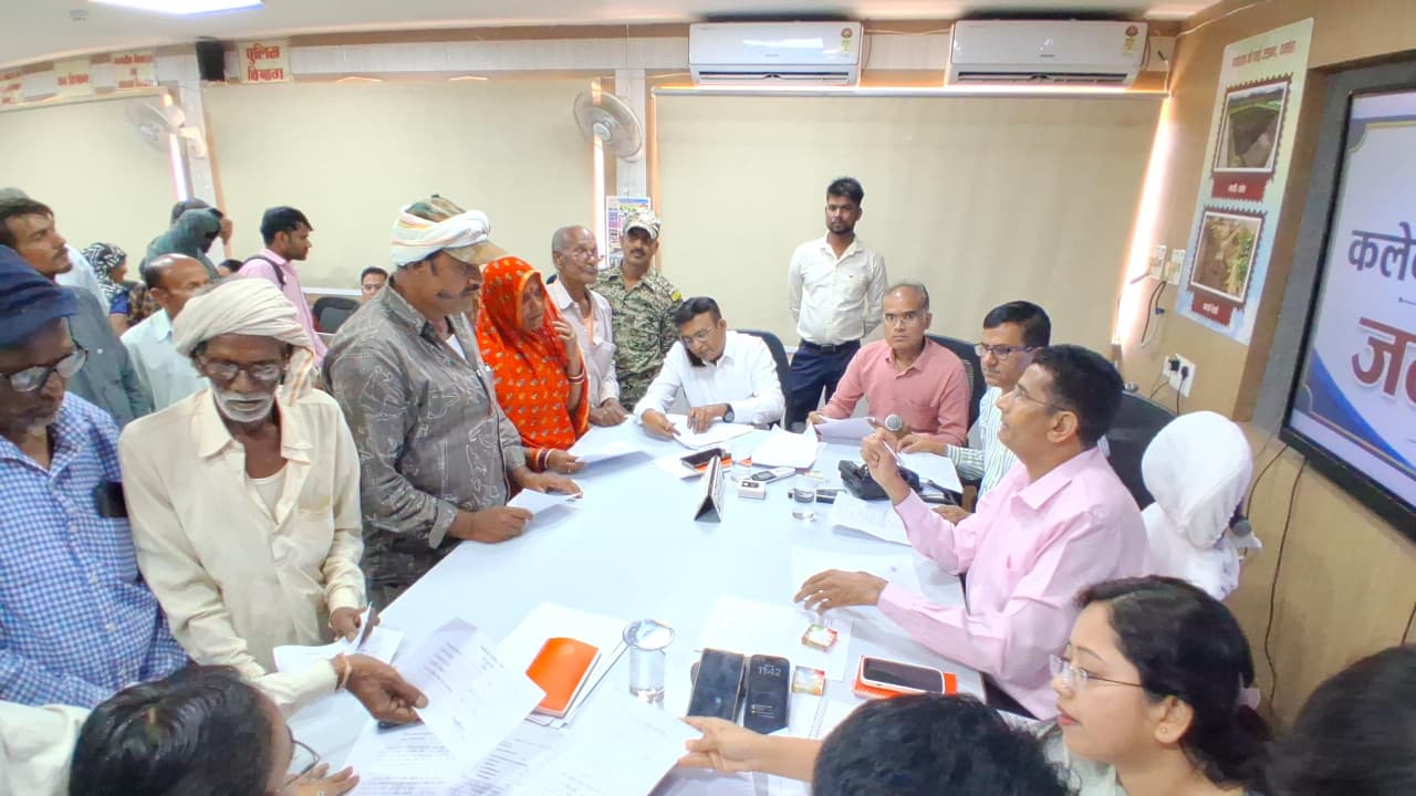 दमोह जनसुनवाई: कलेक्टर ने सुनीं समस्याएं, जरूरतमंद परिवार को दी आर्थिक मदद