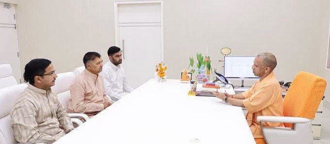 पप्पू भरतौल की योगी से भेंट, बिथरी चैनपुर में सियासी पारा चढ़ा