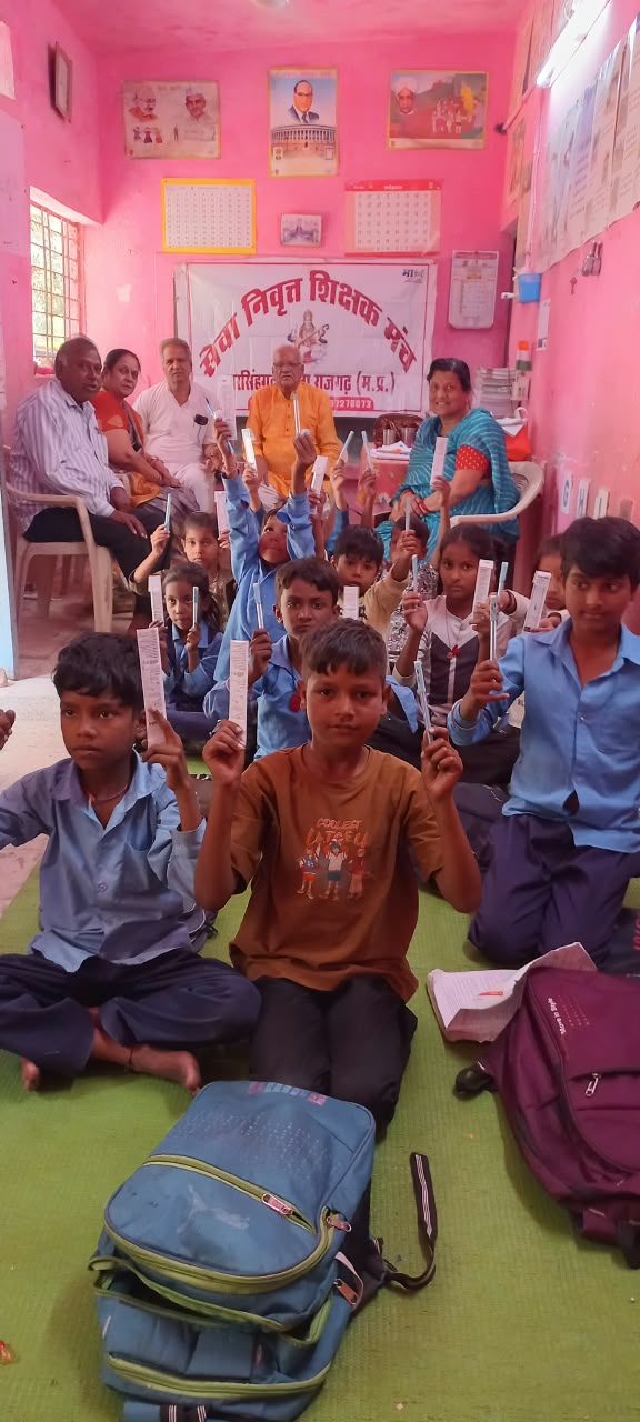 दूध डेरी विद्यालय में बालसभा: सेवानिवृत्त शिक्षकों ने बच्चों की प्रतिभा को सराहा