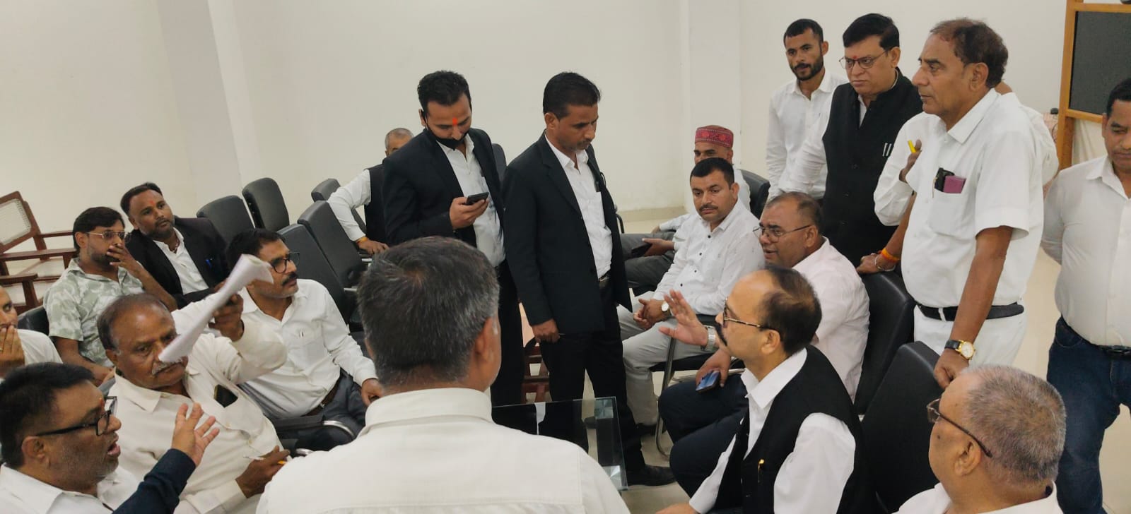 Lawyers Protest Online Land Mutation, Send Censure Motion Against District Magistrate in Balrampur