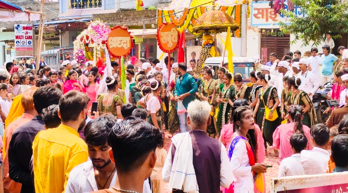 आरोन में निकली साईं बाबा की विशाल पालकी और बालाजी की शोभायात्रा