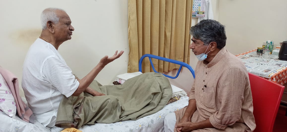Anna Hazare and Dr. Rajagopal Hold Meaningful Discussion on Peace and Non-Violence in Pune