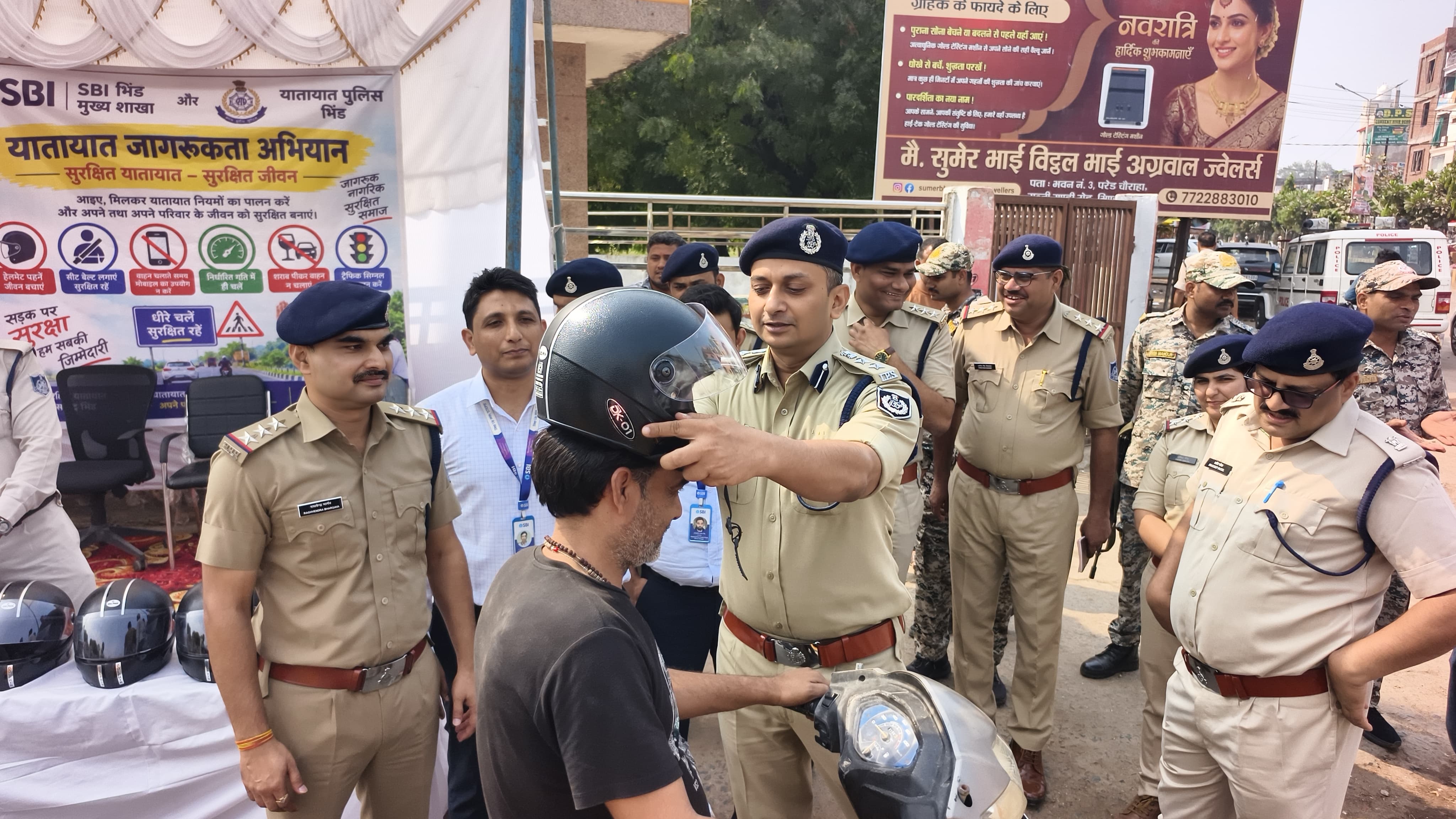भिंड में सड़क सुरक्षा अभियान: पुलिस ने दिलाई यातायात नियमों के पालन की शपथ