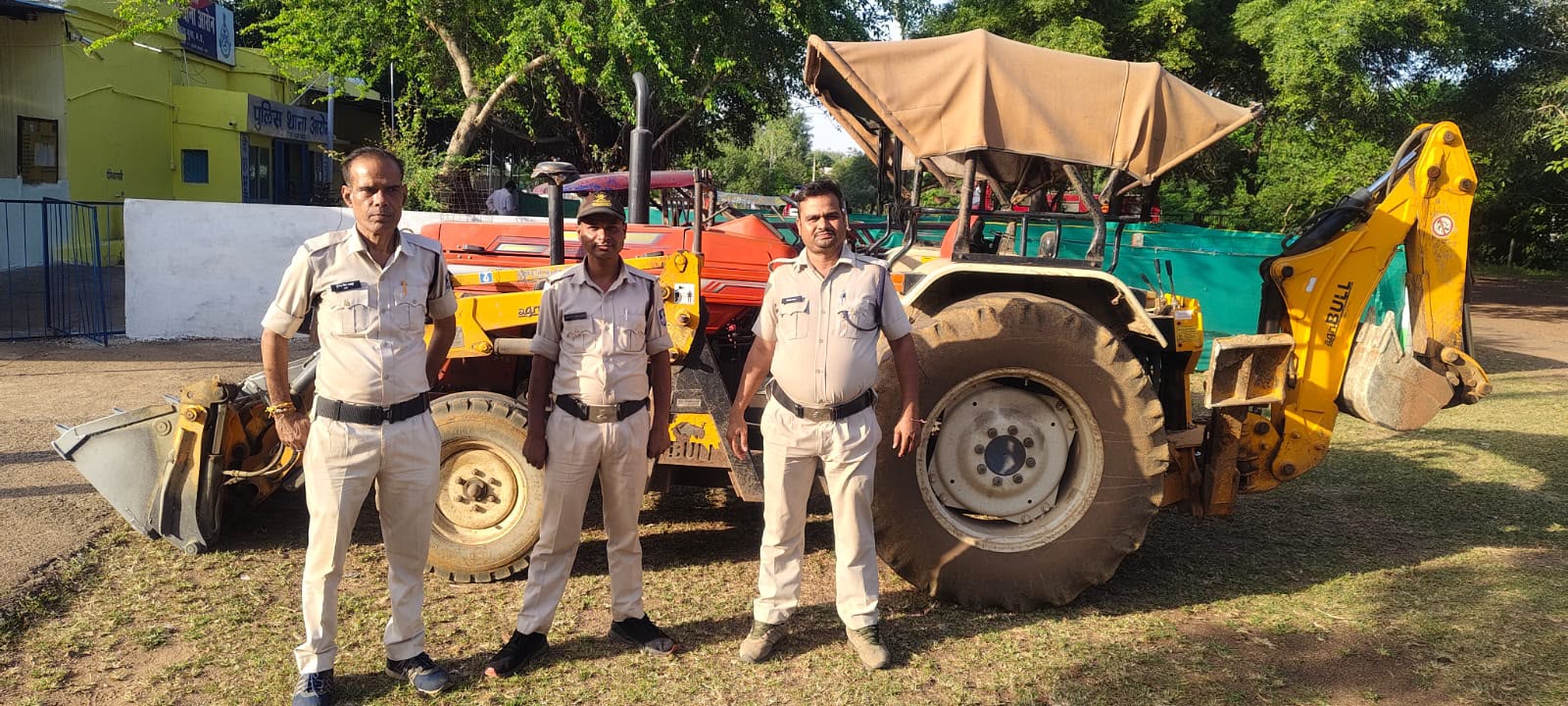 गुना में खनिज विभाग की बड़ी कार्रवाई: अवैध भंडारण में ट्रैक्टर-लोडर जब्त