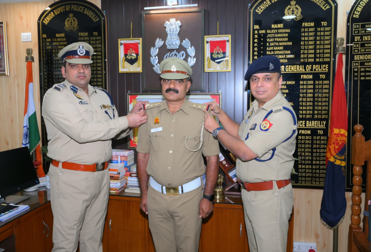 Sub-Inspector Jitendra Singh Promoted to Inspector in Bareilly, SSP Bestows Stars