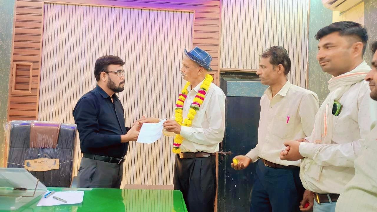 भिंड: अधिवक्ता पुरोहित का समय पर नगर पालिका कर जमा करने पर सम्मान