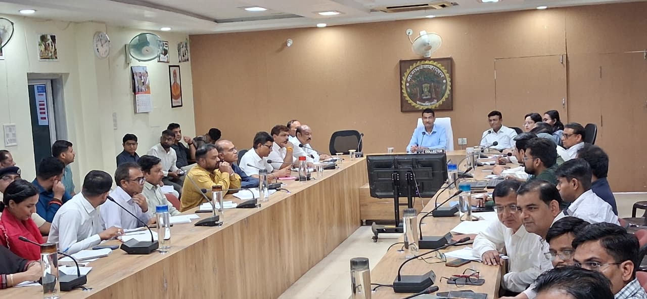 Damoh Directs Removal of Stray Cattle from Roads to Shelters